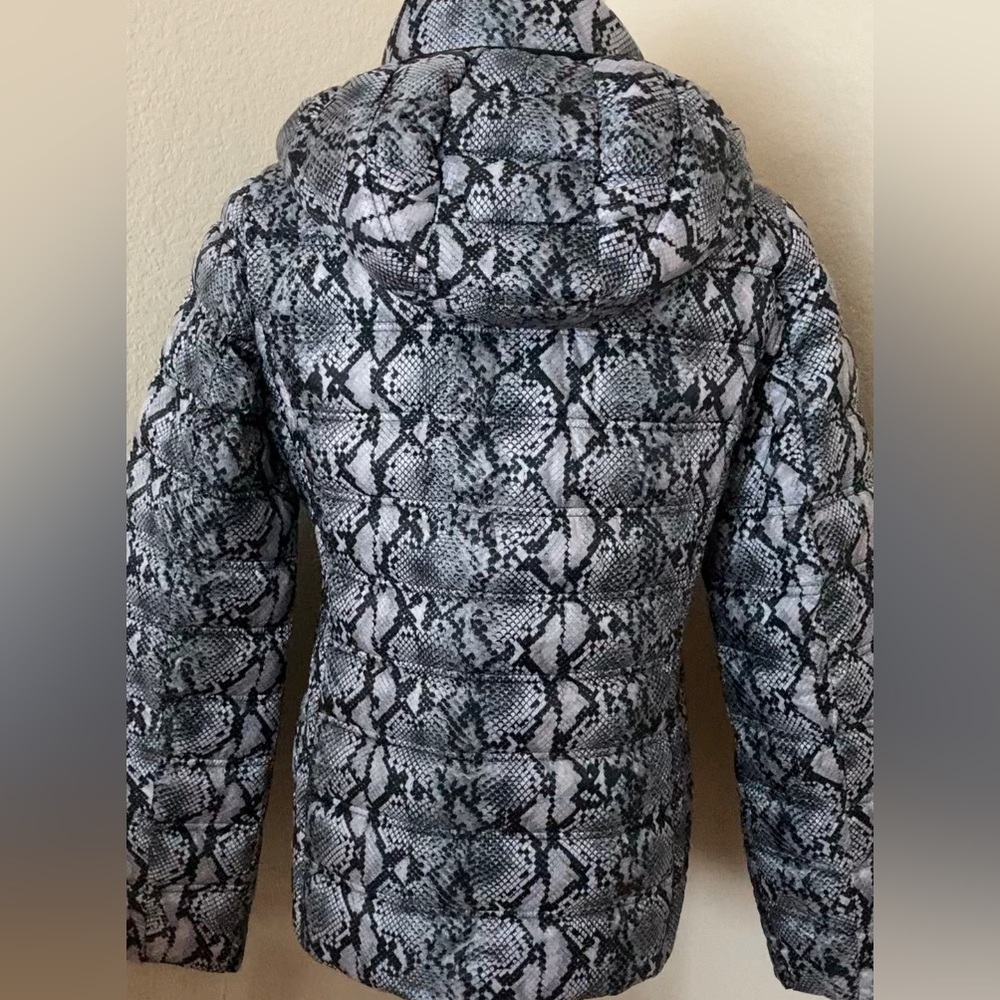 Puffer jacket packable lightweight Michael Kors jacket snake skin grey black new - Picture 9 of 11